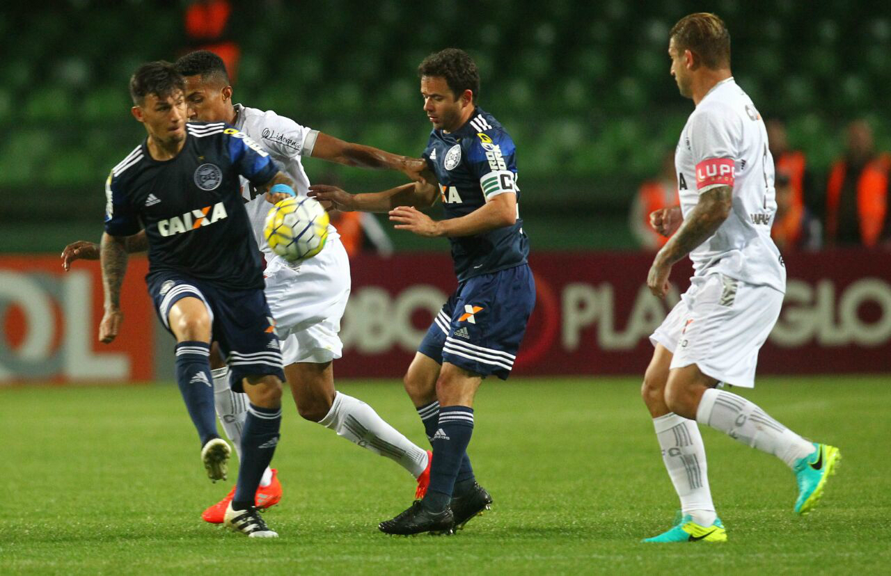 João Paulo e Juan comandaram o meio-campo alviverde, mas a atuação geral foi bem abaixo do esperado. Foto: Daniel Castellano