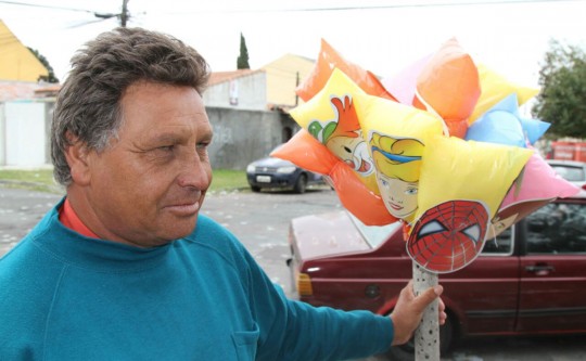 Edilson Guadar, 48 anos, também aproveitava para fazer um 'bico'. Foto: Gerson Klaina.