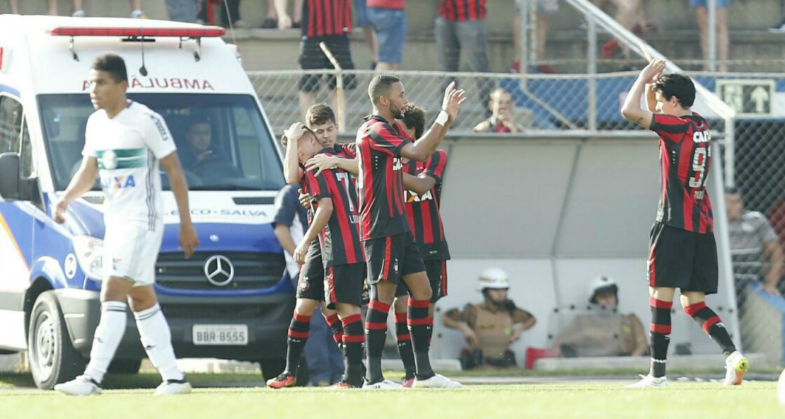 Matheus Rossetto, Hernani, Otávio e Lucas Fernandes comemoram. É o início da vitória do Atlético. Foto: Hugo Harada