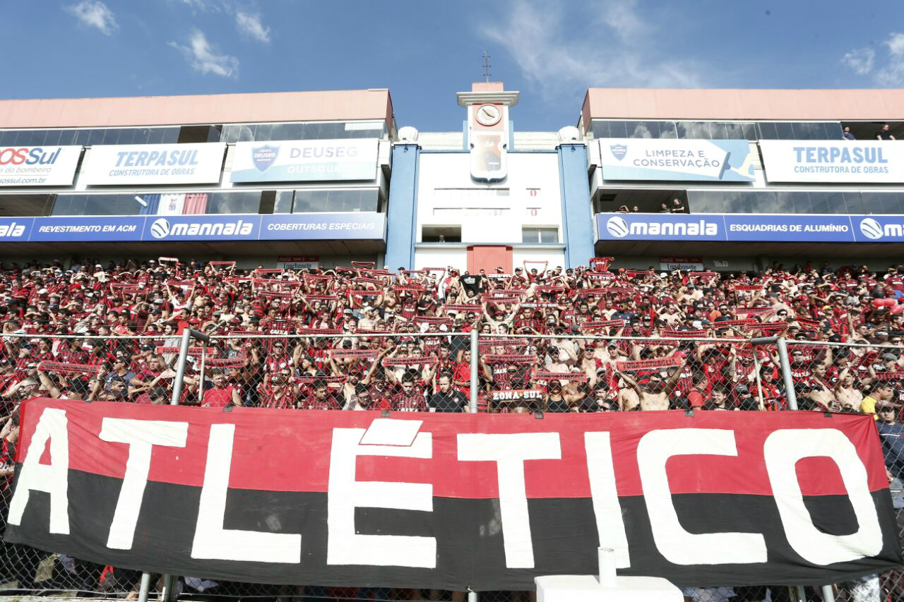 A torcida lotou a Reta do Relógio e empurrou o Atlético. Foto: Hugo Harada