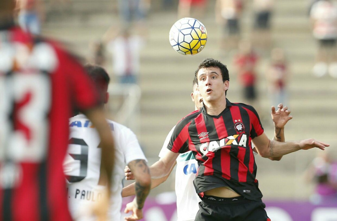 Pablo domina e o Atlético ataca. É praticamente um resumo do jogo. Foto: Hugo Harada