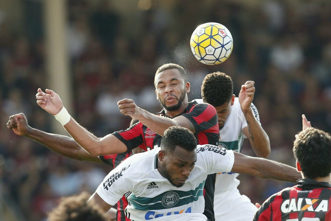 Hernani sobe mais que Luccas Claro e Juninho. O Atlético sempre levou vantagem. Foto: Hugo Harada