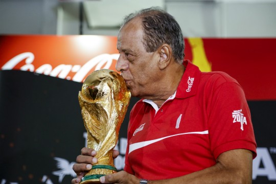 Carlos Alberto Torres em 2014, no tour da taça da Copa do Mundo. Eles tinham muita intimidade. Foto: Henry Milleo