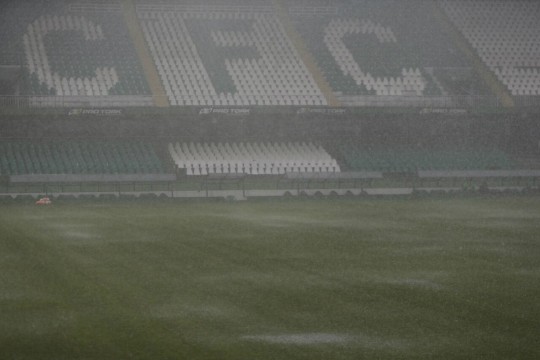 O temporal interrompeu o treino do Coritiba. Foto: Albari Rosa