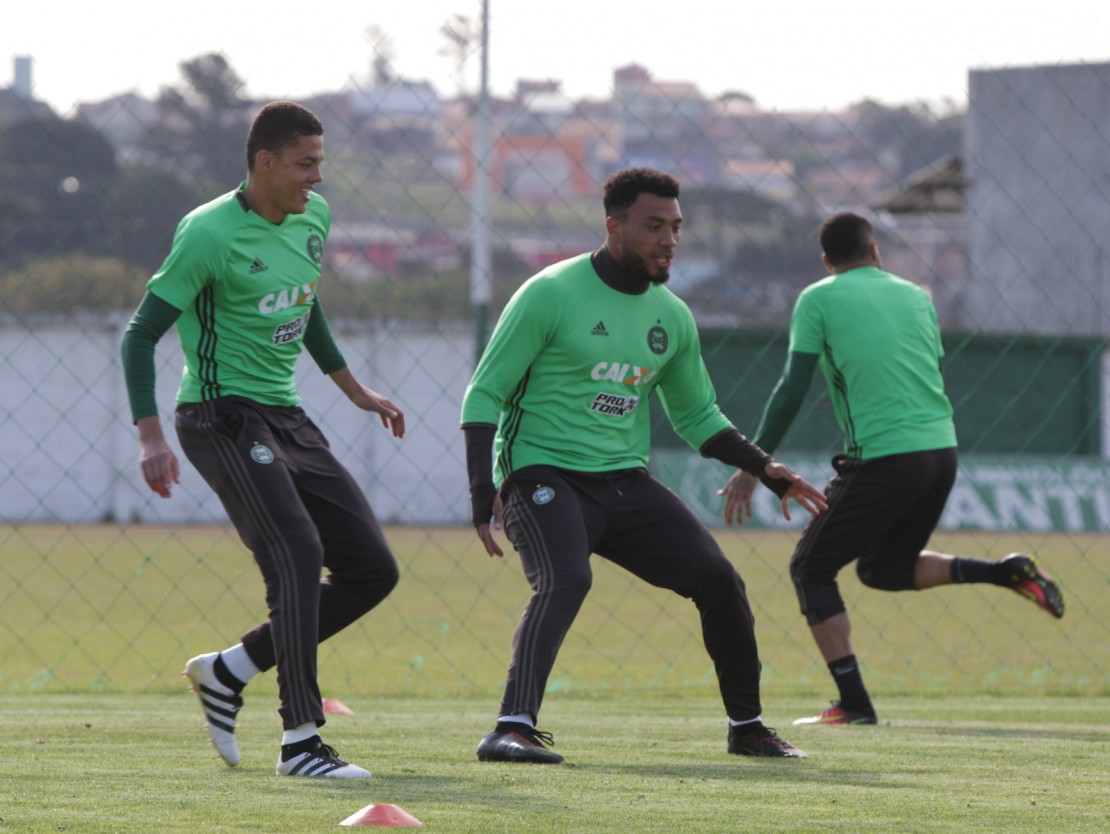 Walisson Maia e Kazim treinando no CT. Coxa manteve agenda mesmo com os eventos do aniversário. Foto: Divulgação/Coritiba FC