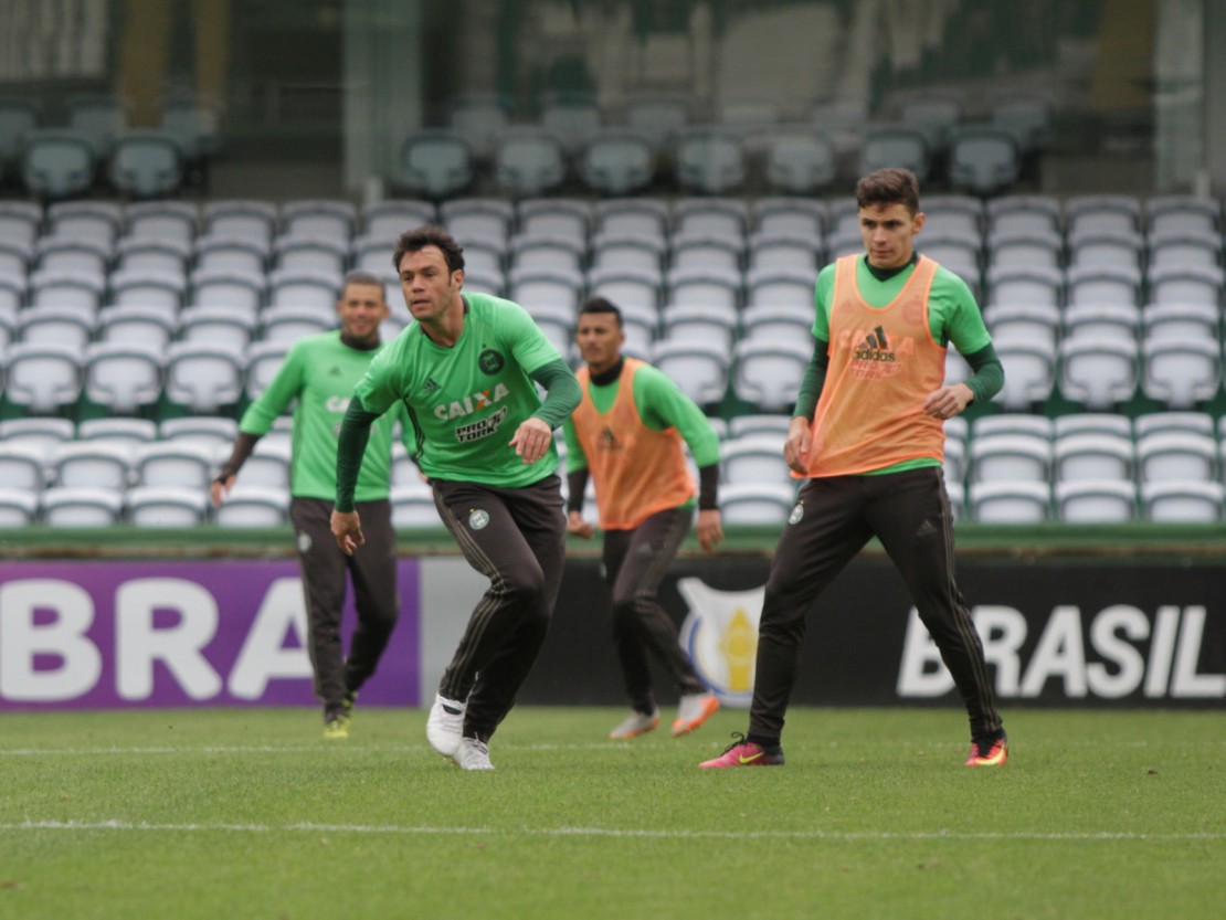 Kléber está recuperado, mas deve ficar no banco de reservas. Já Raphael Veiga continua titular. Foto: Divulgação/Coritiba FC