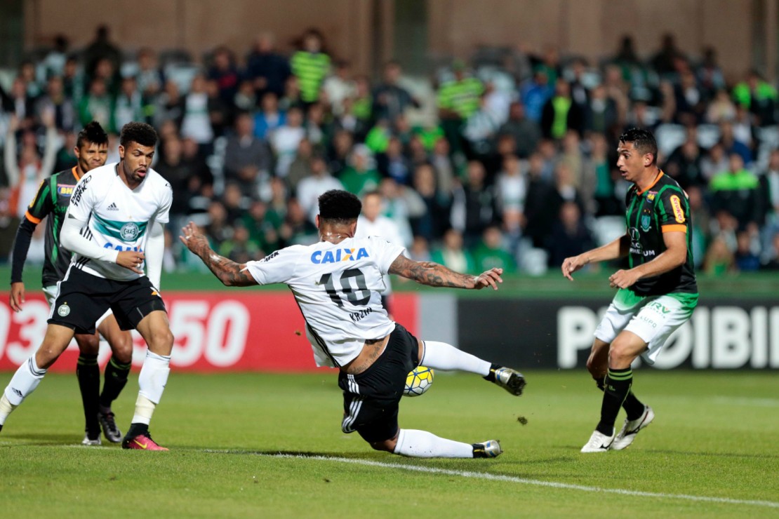 Kazim acertou a virada e o Coxa abriu o placar. Foto: Albari Rosa