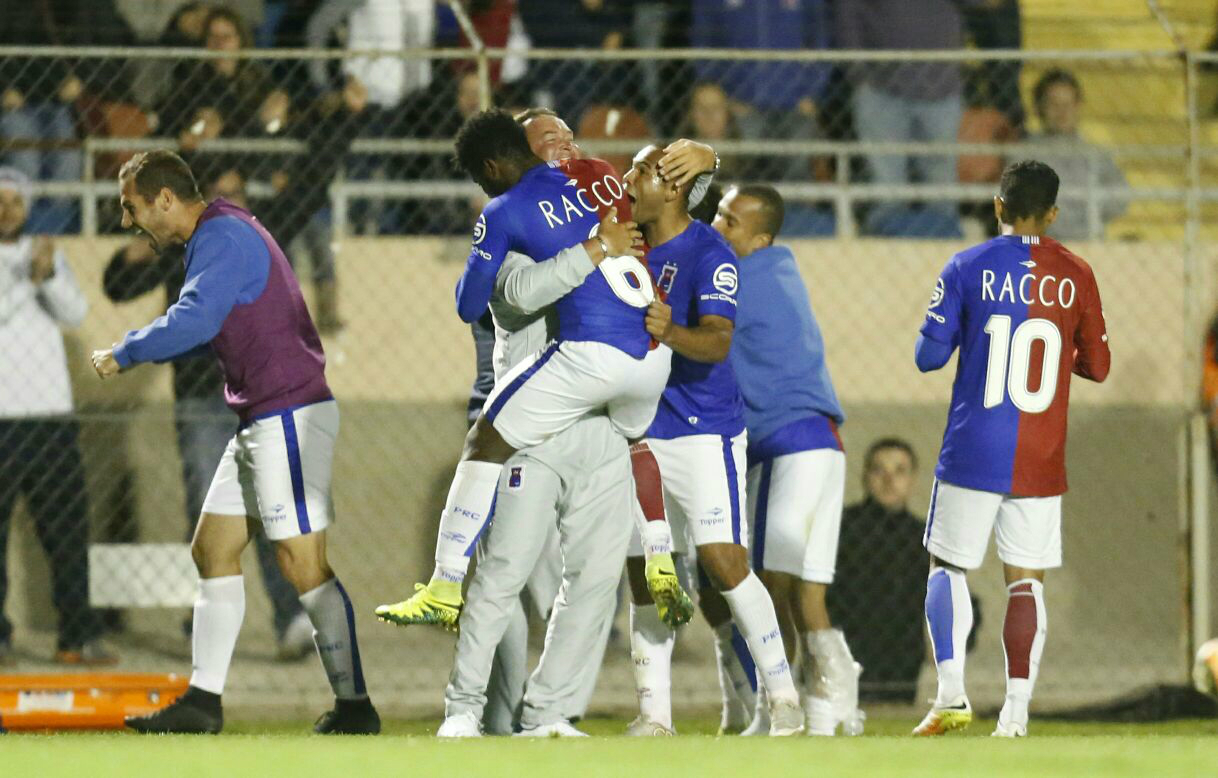 Roberto Fernandes comemora com Rafael Carioca e Lúcio Flávio. Foto: Hugo Harada