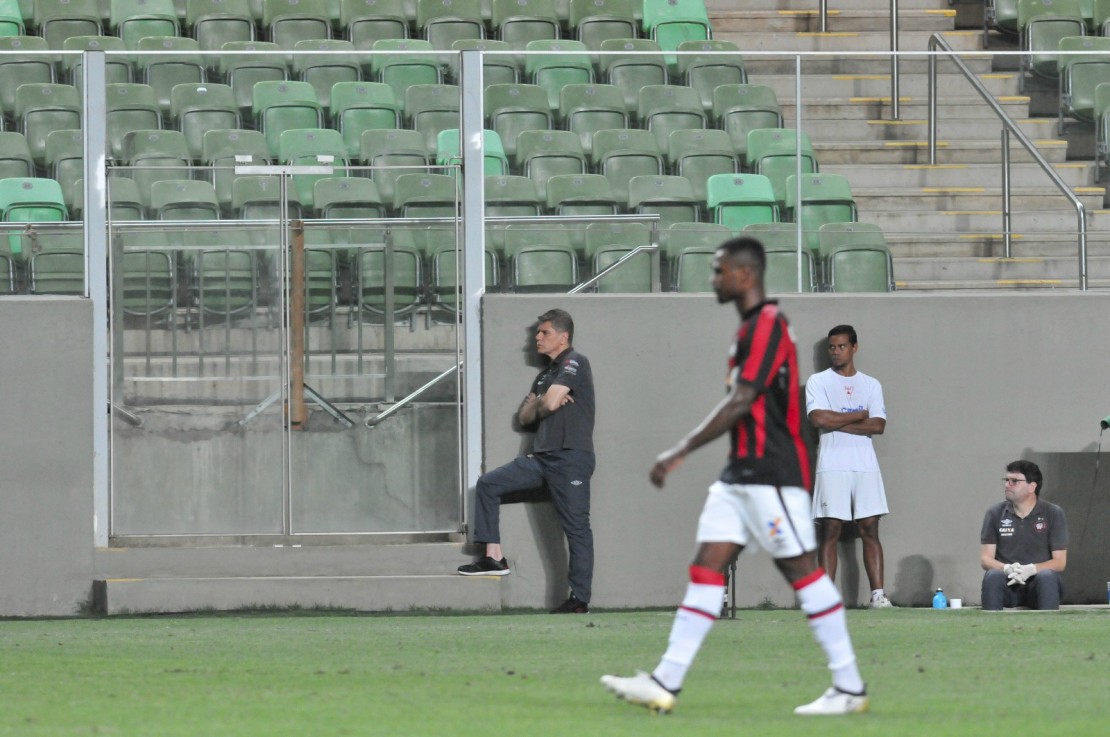 Ao fundo, o desânimo de Paulo Autuori após mais uma atuação ruim do Atlético fora de casa. Foto: Rodrigo Clemente/EM/D.A. Press
