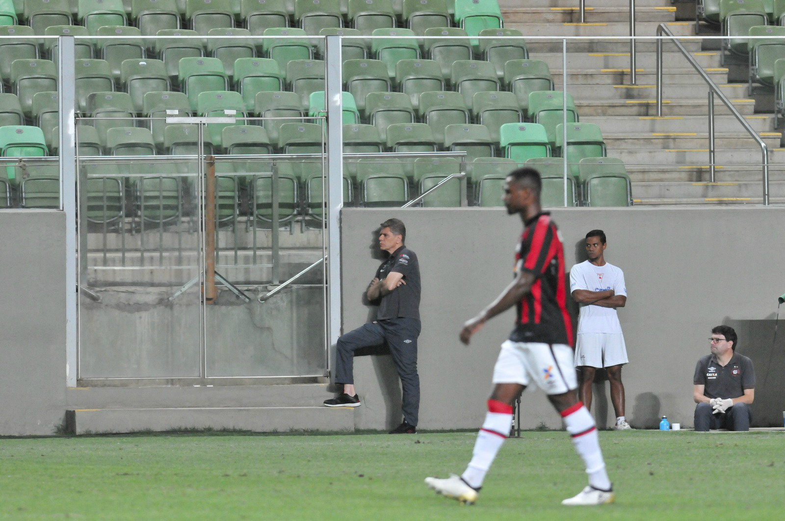 Ao fundo, o desânimo de Paulo Autuori após mais uma atuação ruim do Atlético fora de casa. Foto: Rodrigo Clemente/EM/D.A. Press