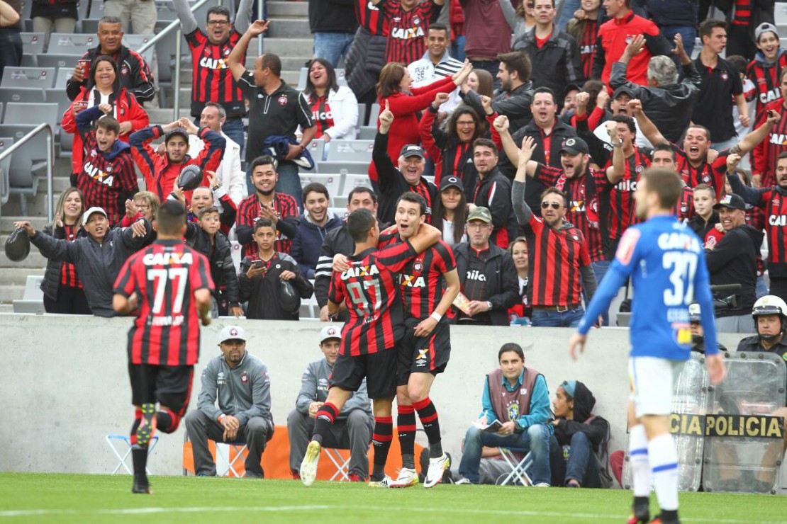 Pablo comemorou com Nicolas e Lucas Fernandes, mas o árbitro acabou dando o gol contra de Manoel. Foto: Daniel Castellano