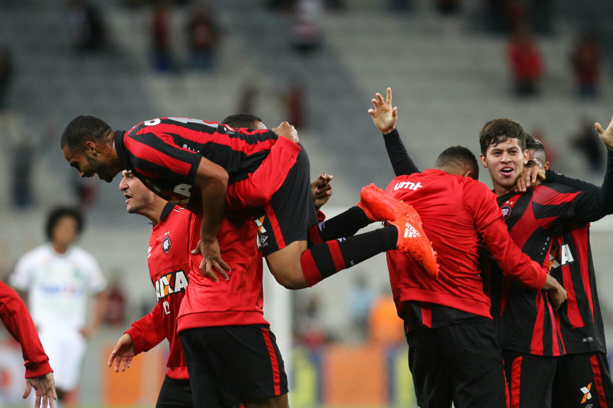 Festa para o garoto Matheus Rossetto, autor do terceiro gol do Atlético. Foto: Daniel Castellano