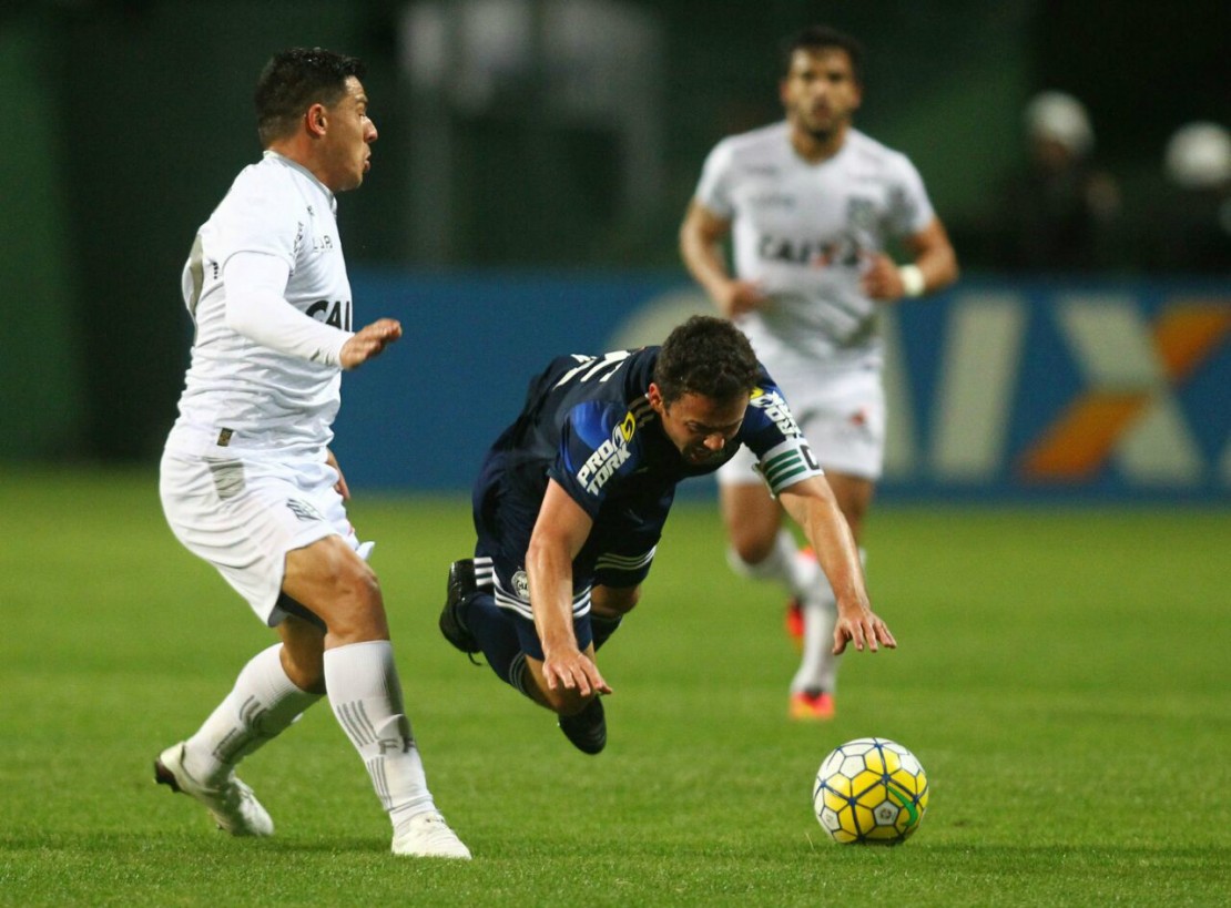 Juan toma a falta. Figueirense marcou muito, fez muitas faltas e conseguiu segurar o Coritiba. Foto: Daniel Castellano