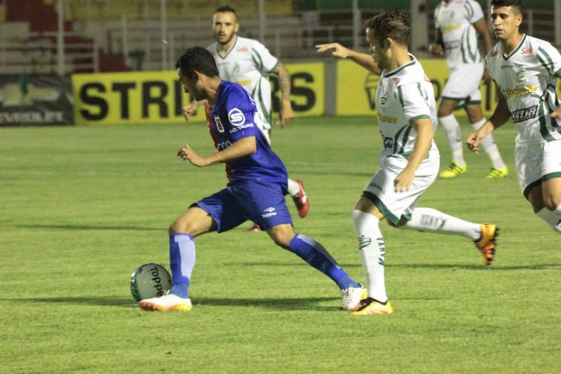 Nadson até tentou (e marcou batendo pênalti), mas não adiantou. Foto: Divulgação/Luverdense
