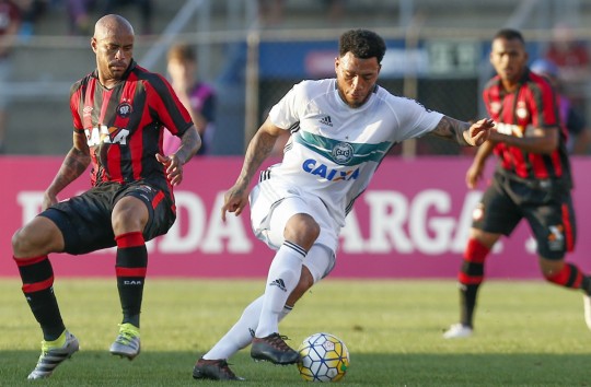 Kazim entrou apenas no segundo tempo do clássico, mas foi anulado por Thiago Heleno. Foto: Hugo Harada