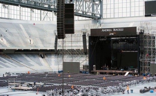 Palco está sendo preparado para o show.