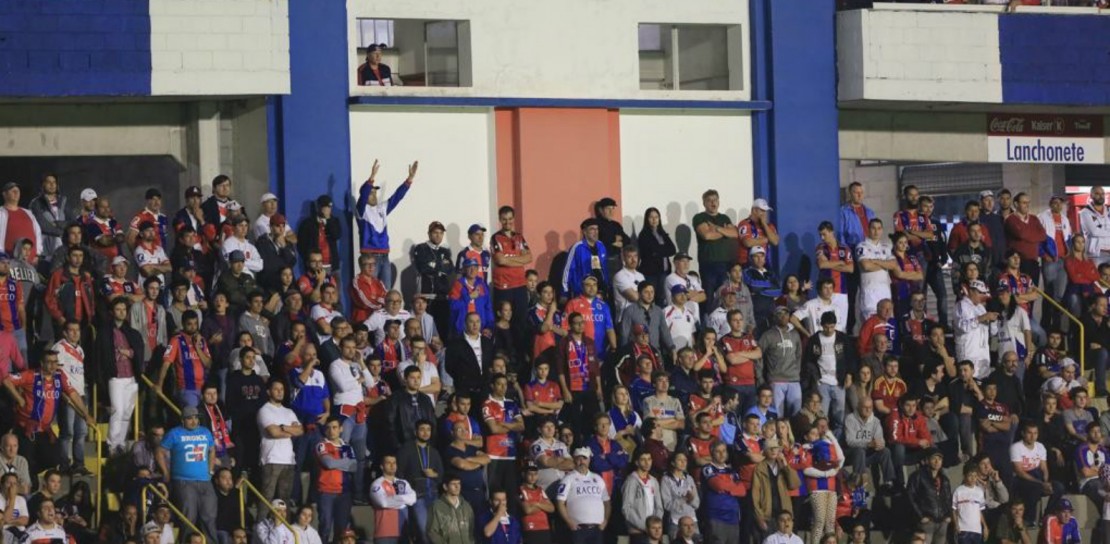 E a torcida que vai na Vila, será que quem está no comando do Tricolor lembra dela? Foto: Ivonaldo Alexandre