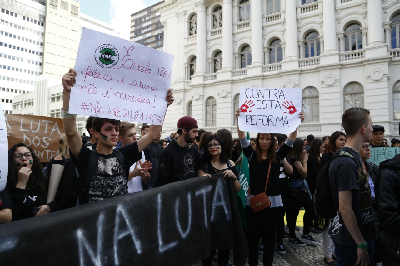 Protesto na Praça Santos Andrade contra reforma do ensino médio e outras medidas do governo federal. Foto: Henry Milleo