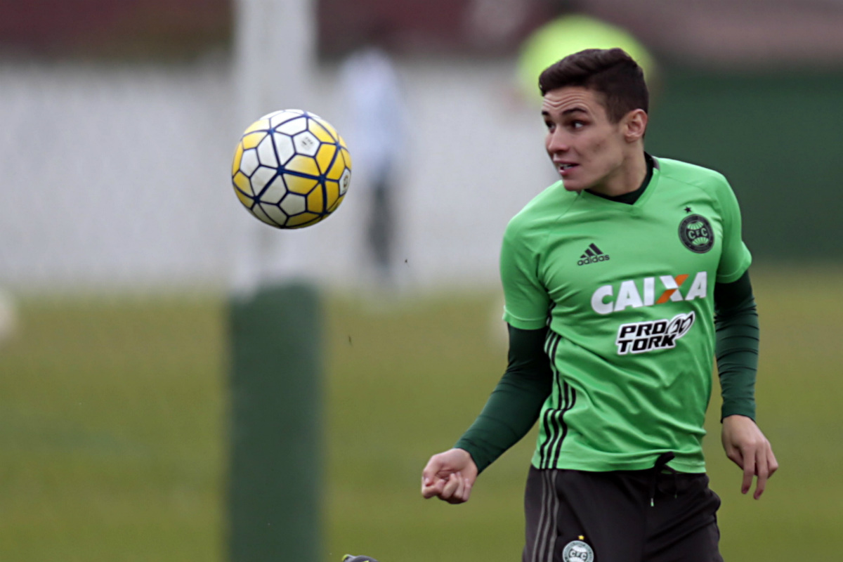 Perto do Palmeiras, Raphael Veiga sente a pressão da torcida e apoio interno Coritiba, De Perto do Palmeiras, Raphael Veiga sente a pressão da torcida e apoio interno Coritiba, De