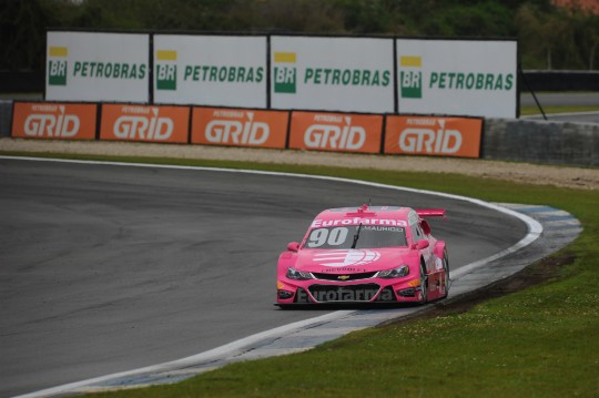 Também homenageando o outubro rosa, Ricardo Maurício perdeu a pole na última volta. Foto: Duda Bairros/Vicar