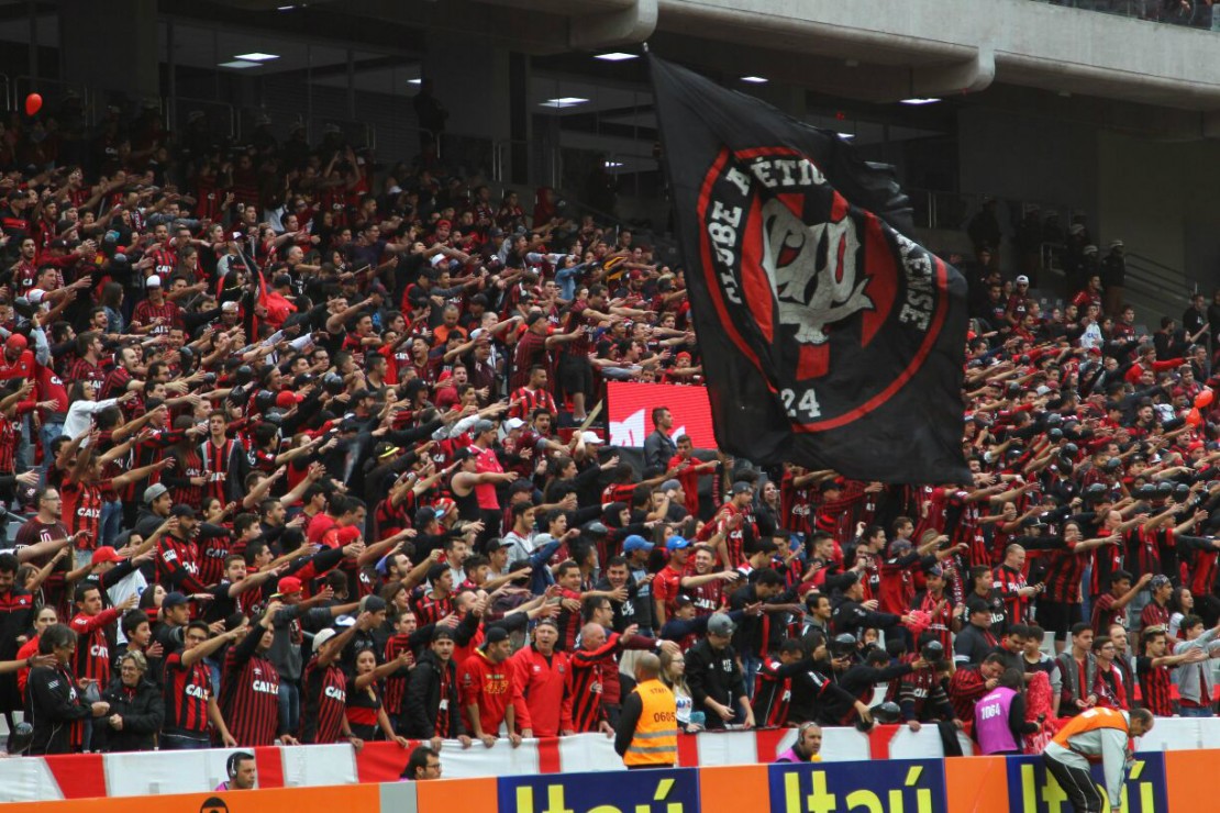 Torcida, faixa, bandeira, painel de LED. É a mistura do material da organizada com a estrutura contratada pelo Atlético. Tudo pela Libertadores. Foto: Daniel Castellano