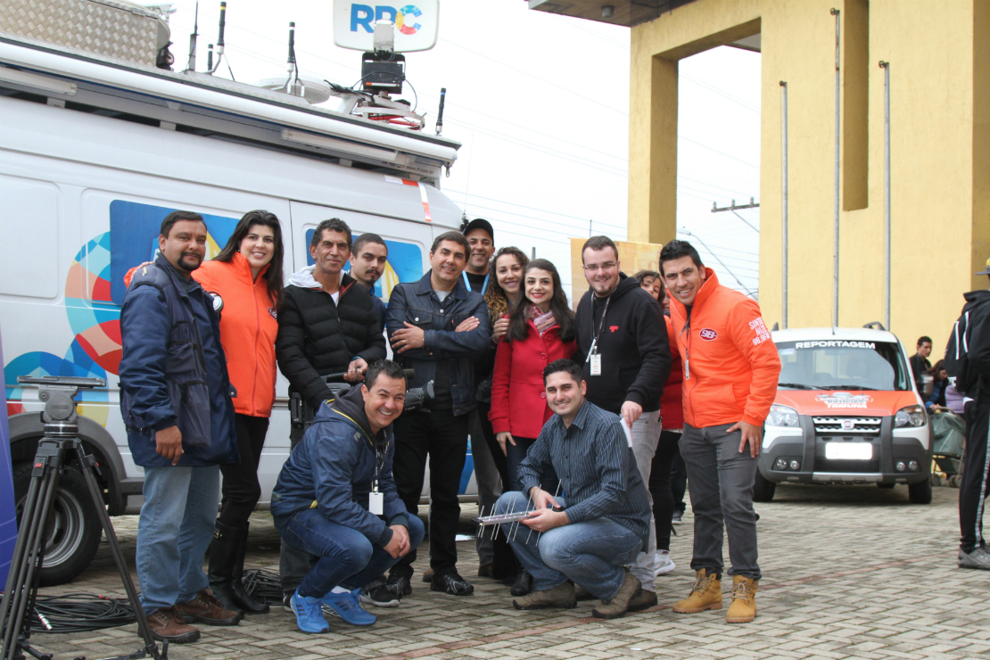 Equipe da Tribuna junto com pessoal da RPC e da rádio 98FM na redação móvel. Foto: Gerson Klaina