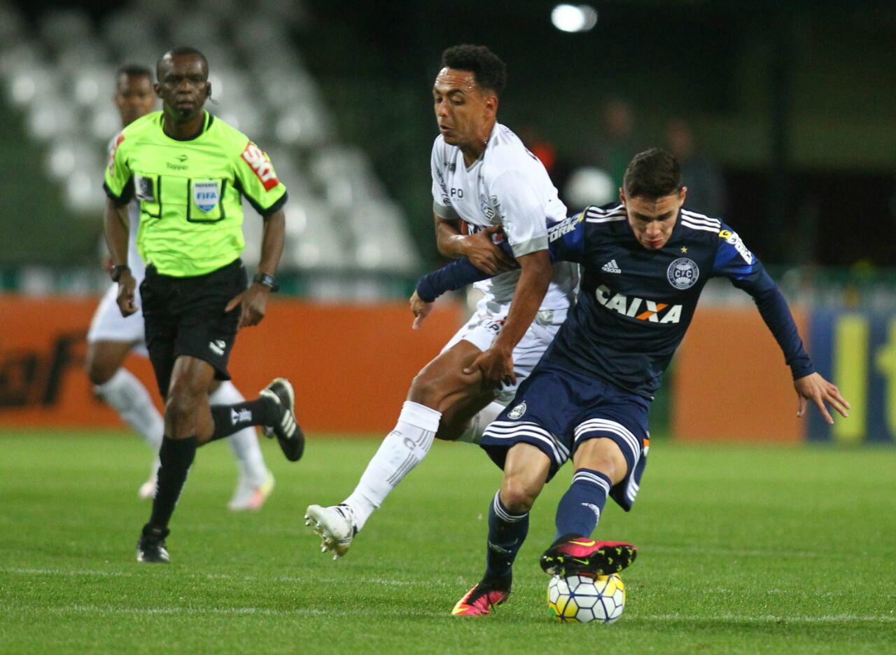 Além de ser muito marcado, Raphael Veiga também não repetiu as boas atuações. Foto: Daniel Castellano