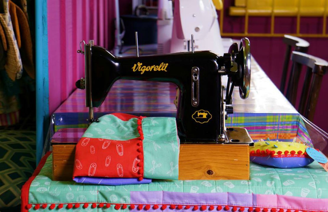 Máquinas tradicionais e modernas estão à disposição de quem usar o espaço (Foto: Fran Machoski/Divulgação).