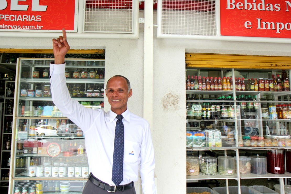 Edimilson Fernandes dormiu na marquise, bem em frente à loja Assel, local em que conquistou amigos (Foto: Raquel Tannuri Santana).
