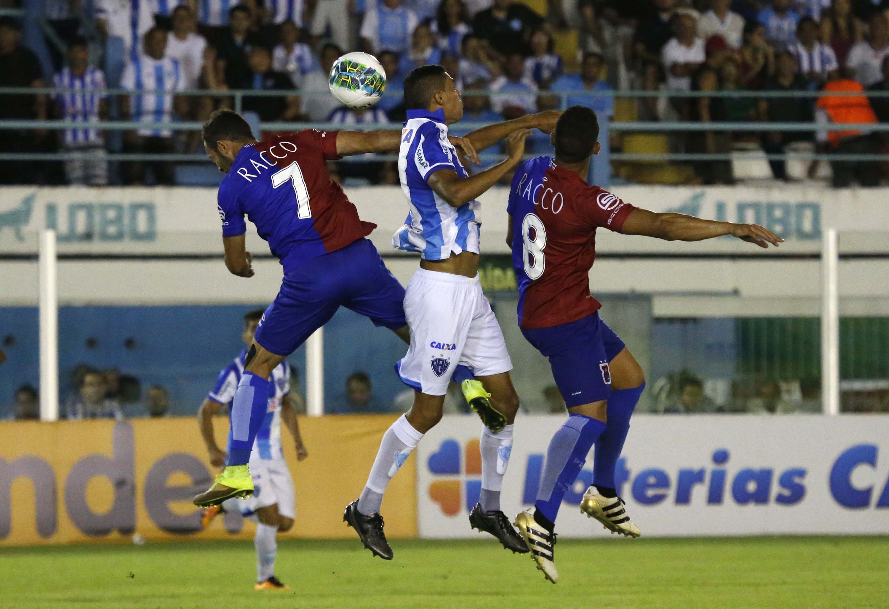 Diego Tavares e Johny na disputa. Eles se destacaram na partida de ontem. Foto: Ricardo Lima/Estadão Conteúdo