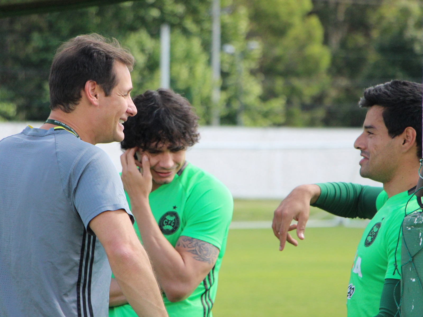 Rodrigo Carpegiani conversa com Cesar Benítez e Nery Bareiro. Vai ser o auxiliar e filho do técnico Paulo César Carpegiani que estará no banco de reservas contra o Galo. Foto: Divulgação/Coritiba FC