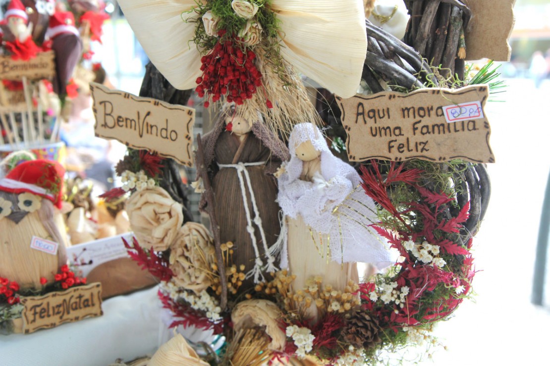 Produtos feitos em palha pela artesã que veio de Rio Negro (Foto: Raquel Tannuri Santana).