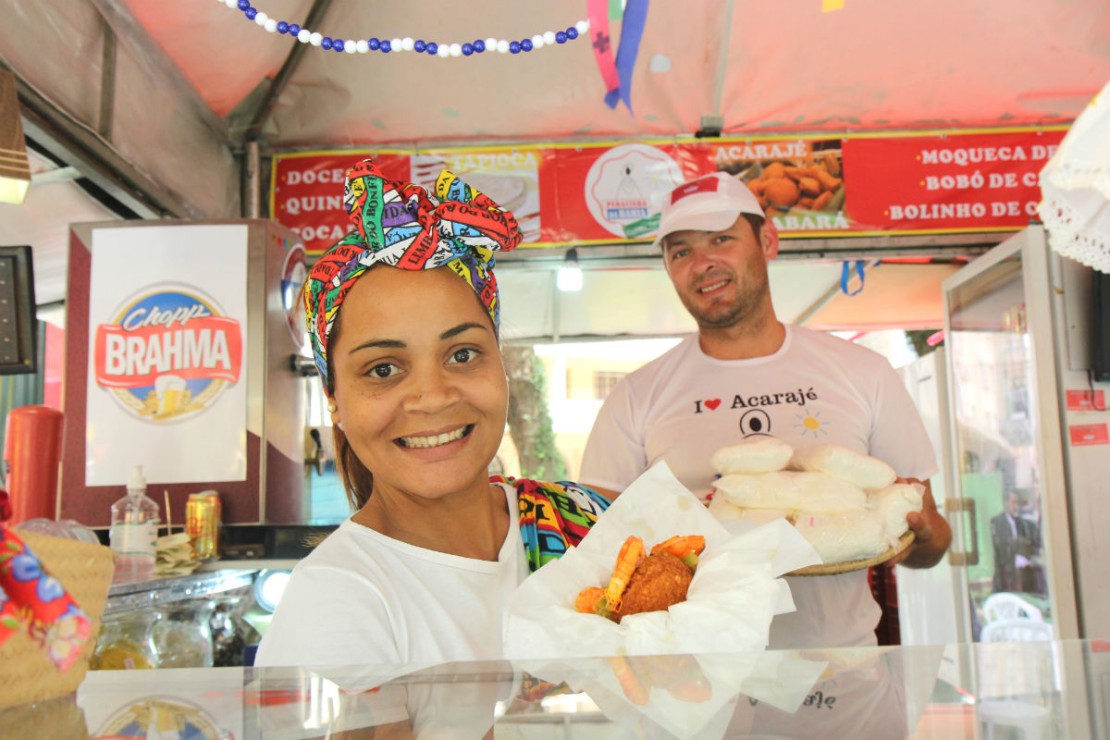 A família de Danila Vargas participa há 24 anos de oito feiras noturnas da cidade (Foto: Raquel Tannuri Santana).