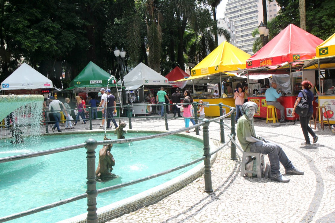 Feira vende artesanato e comida e funciona até 23 de dezembro em duas praças da cidade (Foto: Raquel Tannuri Santana).