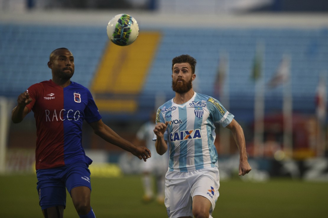 Pitty disputa com Diego Jardel. No final das contas, deu Avaí. Foto: Antônio Carlos Mafalda/Estadão Conteúdo