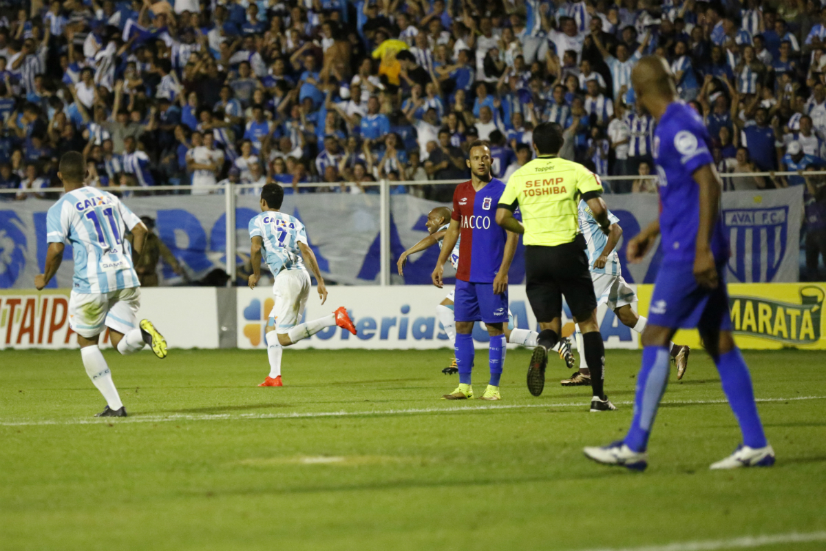 A festa do Avaí no gol de Renato. Foto: Antônio Carlos Mafalda/Estadão Conteúdo