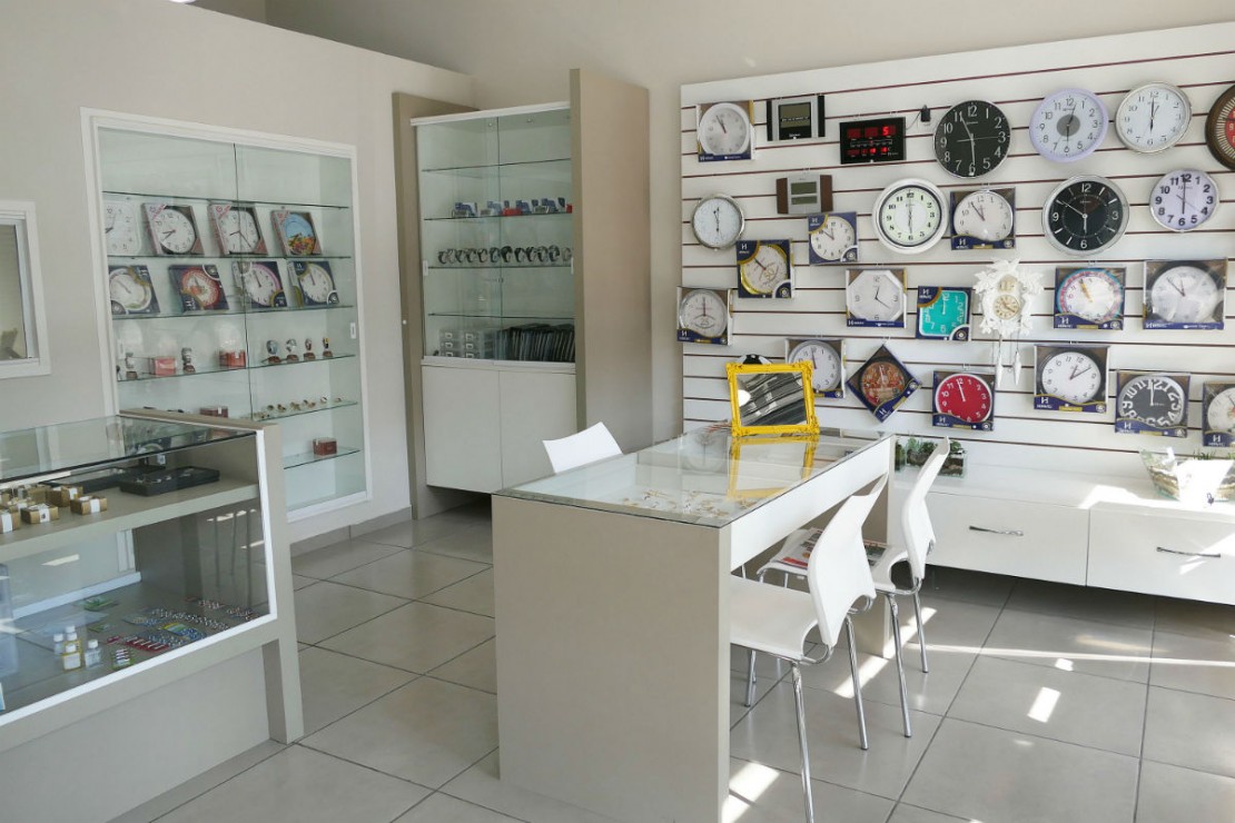 Relojoaria Portão passou por reformas depois de 3 assaltos no ano passado (Foto: Arnaldo Alves / ANPr).