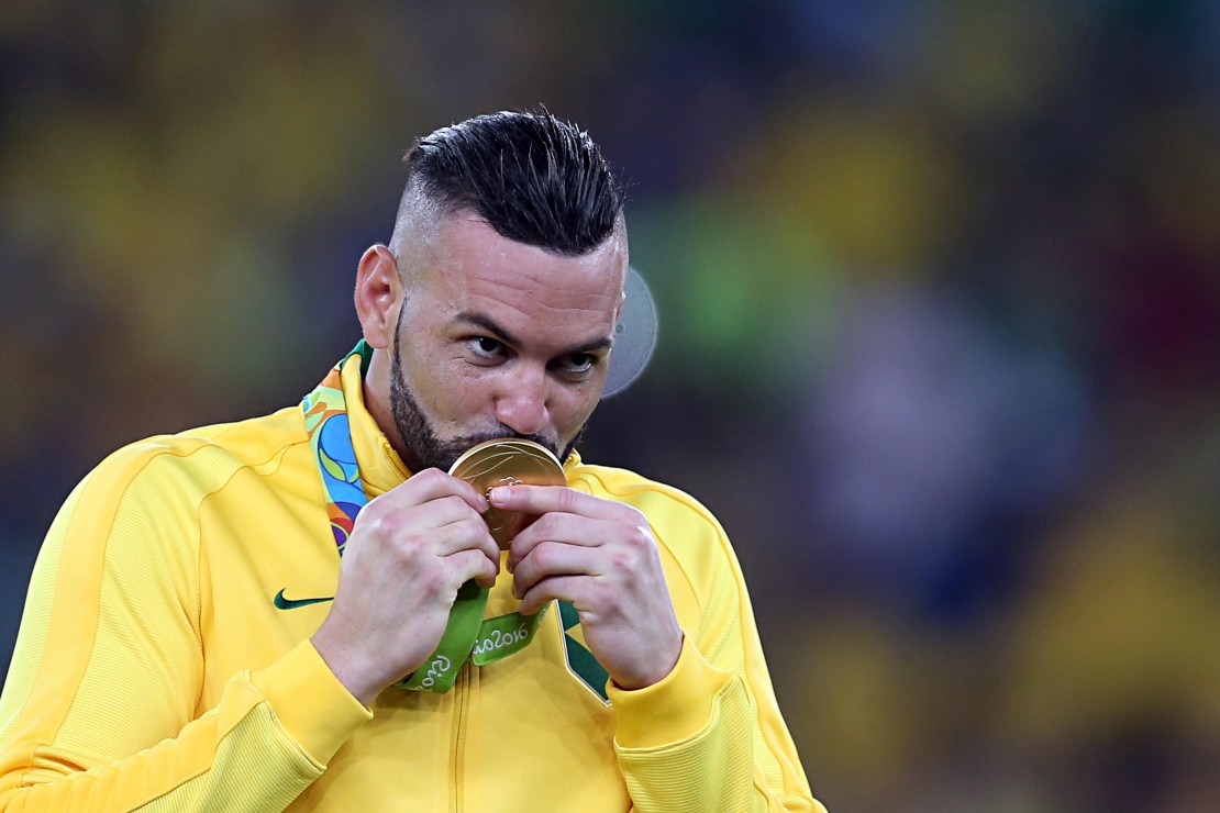 Weverton com a medalha de ouro. O goleiro se valorizou muito em 2016. Foto: Albari Rosa