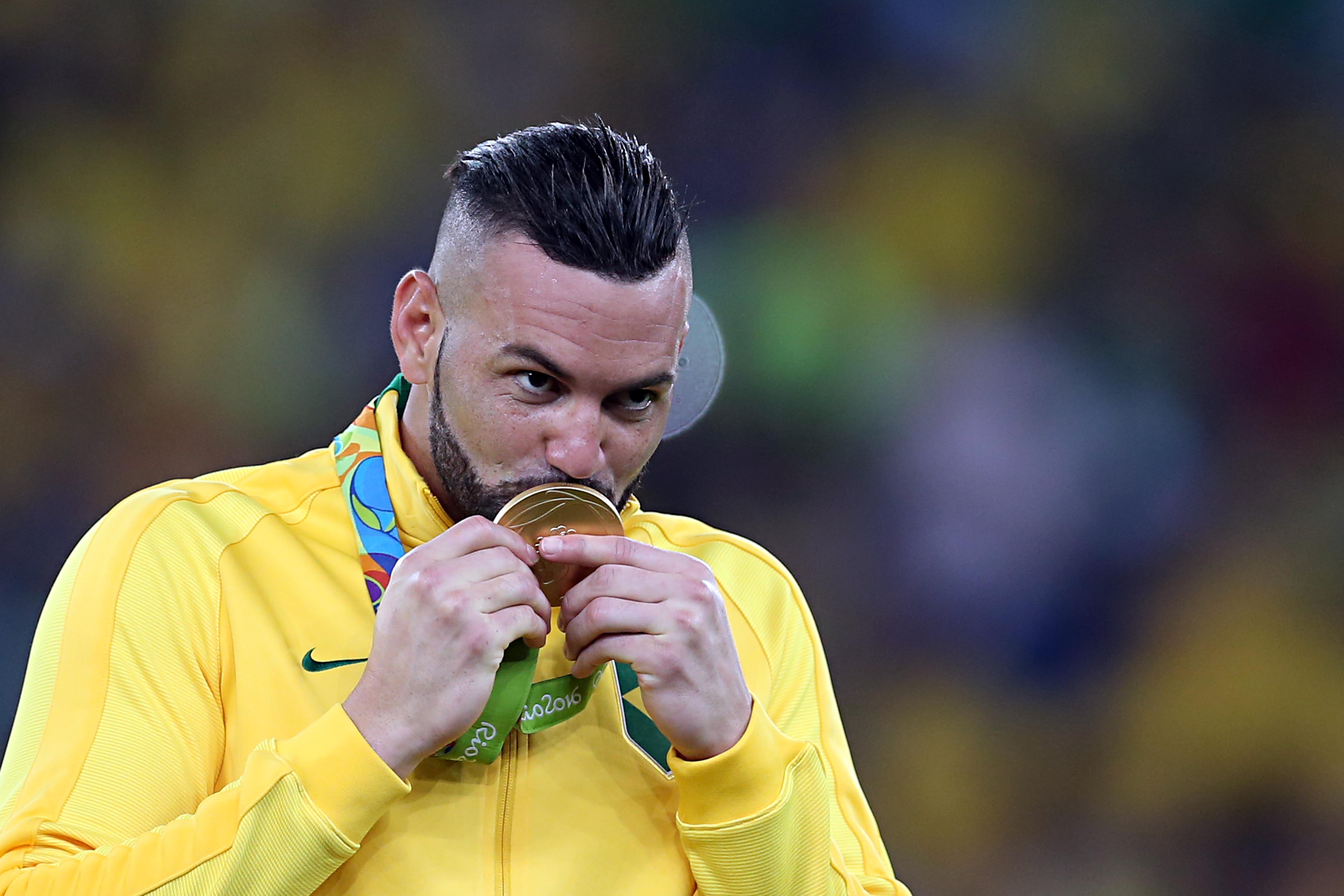 Weverton com a medalha de ouro. O goleiro se valorizou muito em 2016. Foto: Albari Rosa