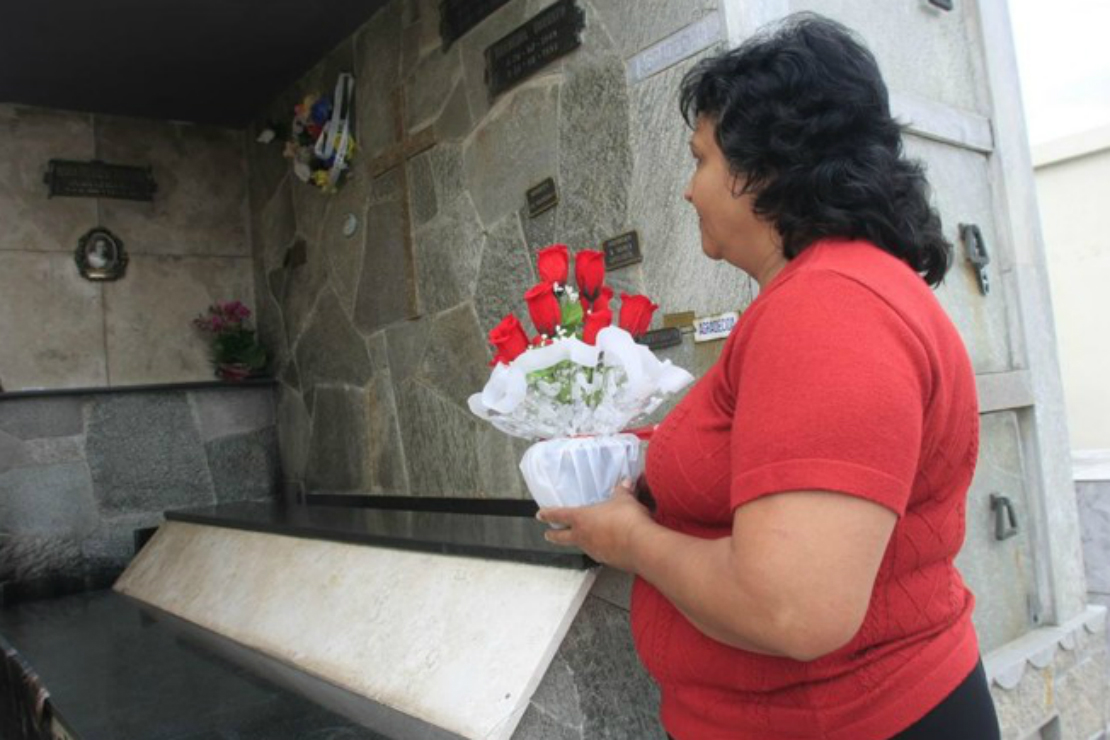 Mulher visita o túmulo de Maria Polenta, no Cemitério Água Verde. Foto: Arquivo