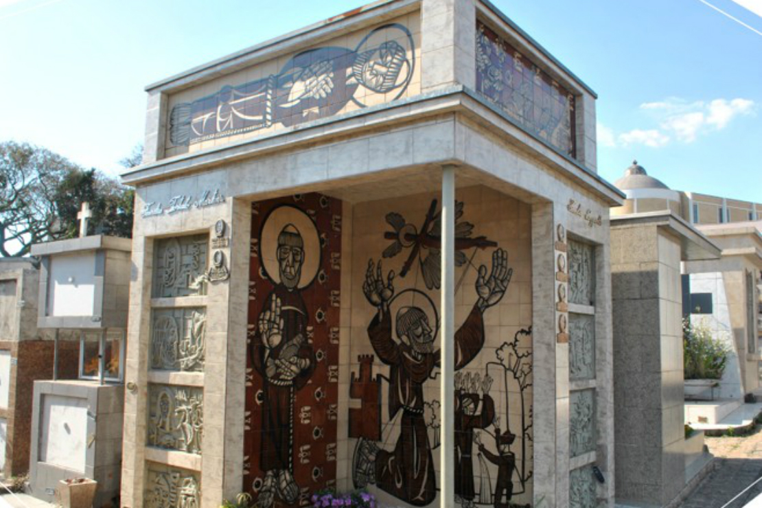 O mausoléu ocupado pela família Lazzarotto. Foto: Reprodução