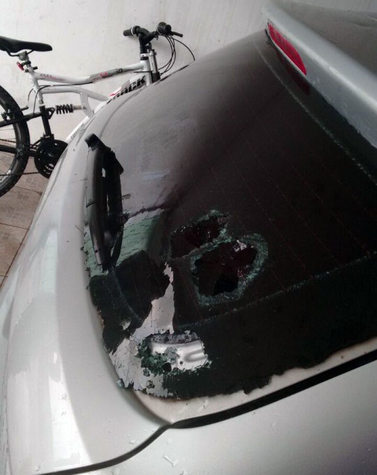 Em Campo Largo o granizo atravessou o telhado e atingiu este carro. Foto: Átila Alberti.