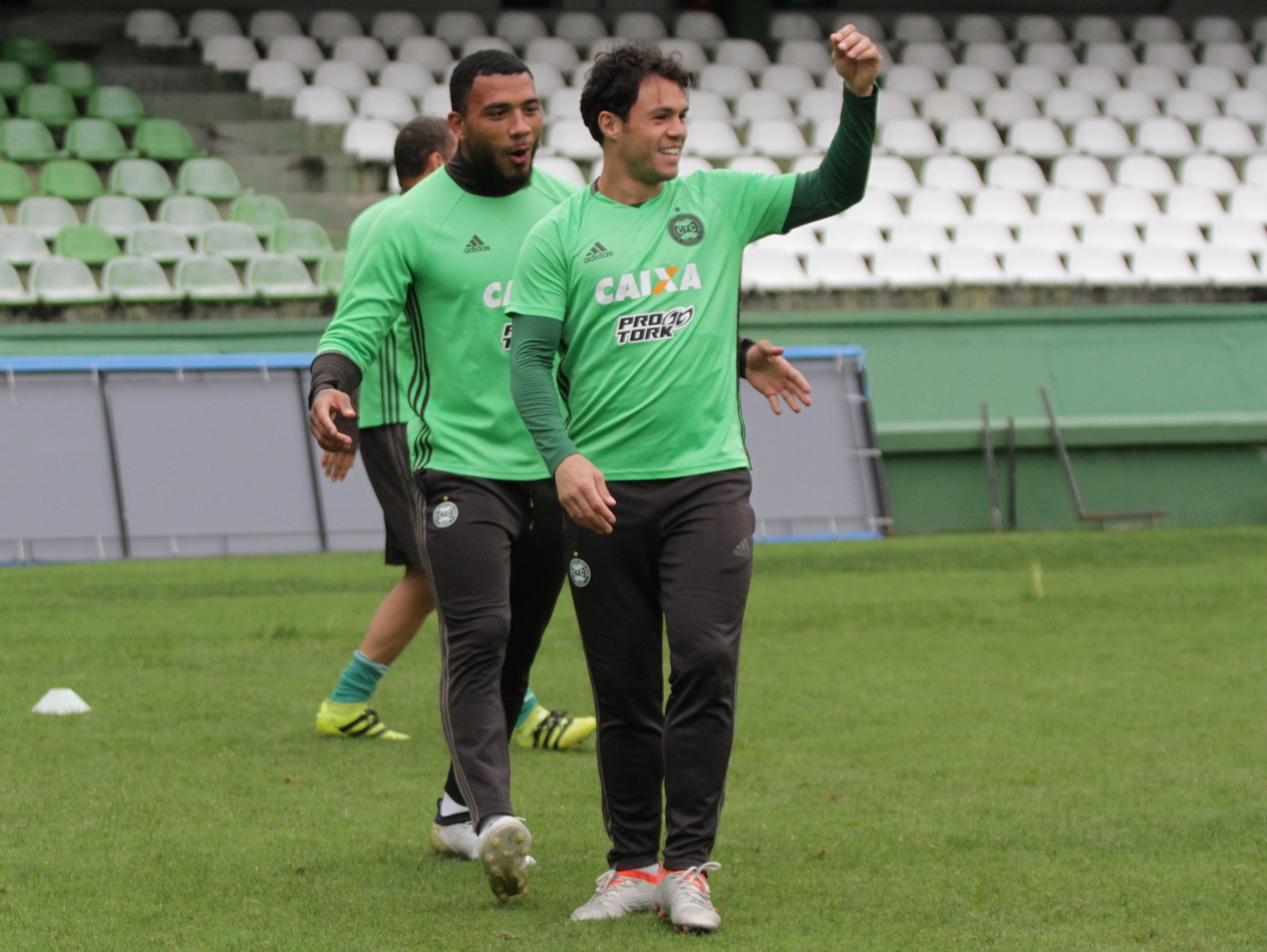 Kléber com Kazim, uma cena que se viu raramente nos últimos tempos. Foto: Divulgação/Coritiba FC