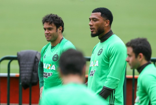 Kazim e Kléber, se depender do turco, serão titulares contra o Santa Cruz, quarta-feira. Foto: Daniel Castellano