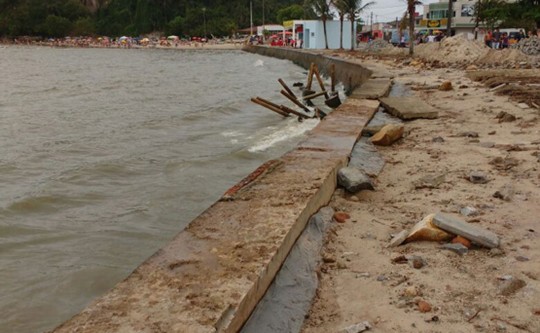 Maré revolta destruiu calçadas, mas prefeitura não deve consertar, já; ainda há previsão de nova ressaca. Fotos: Olavo Pesch.