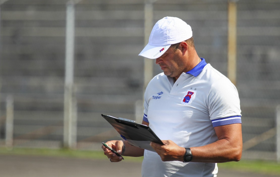 Roberto Fernandes não conta com seis titulares pro jogo contra o Papão. Foto: Daniel Castellano