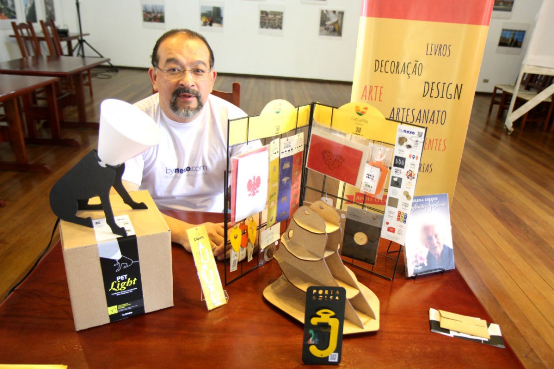 Naotake Fukushima  e sua coleção de souvenires, entre eles a luminária de cachorro (Foto: Raquel Tannuri Santana).