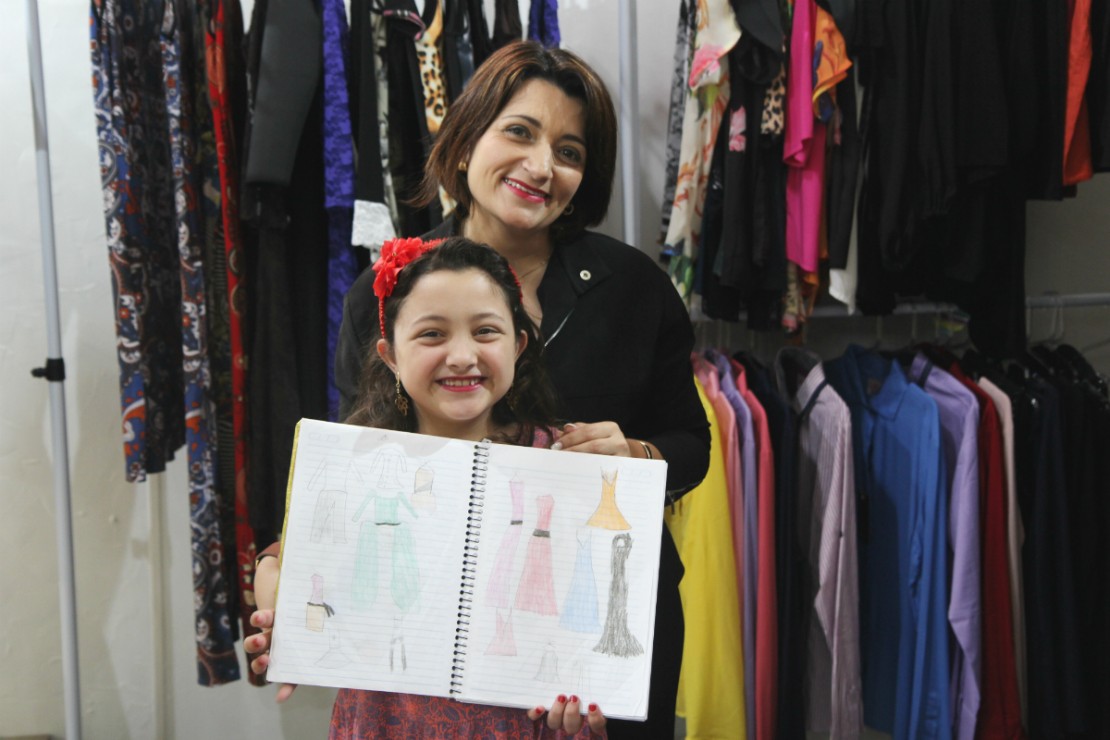 Os desenhos da menina servem de inspiração para a mãe (Foto: Raquel Tannuri Santana).