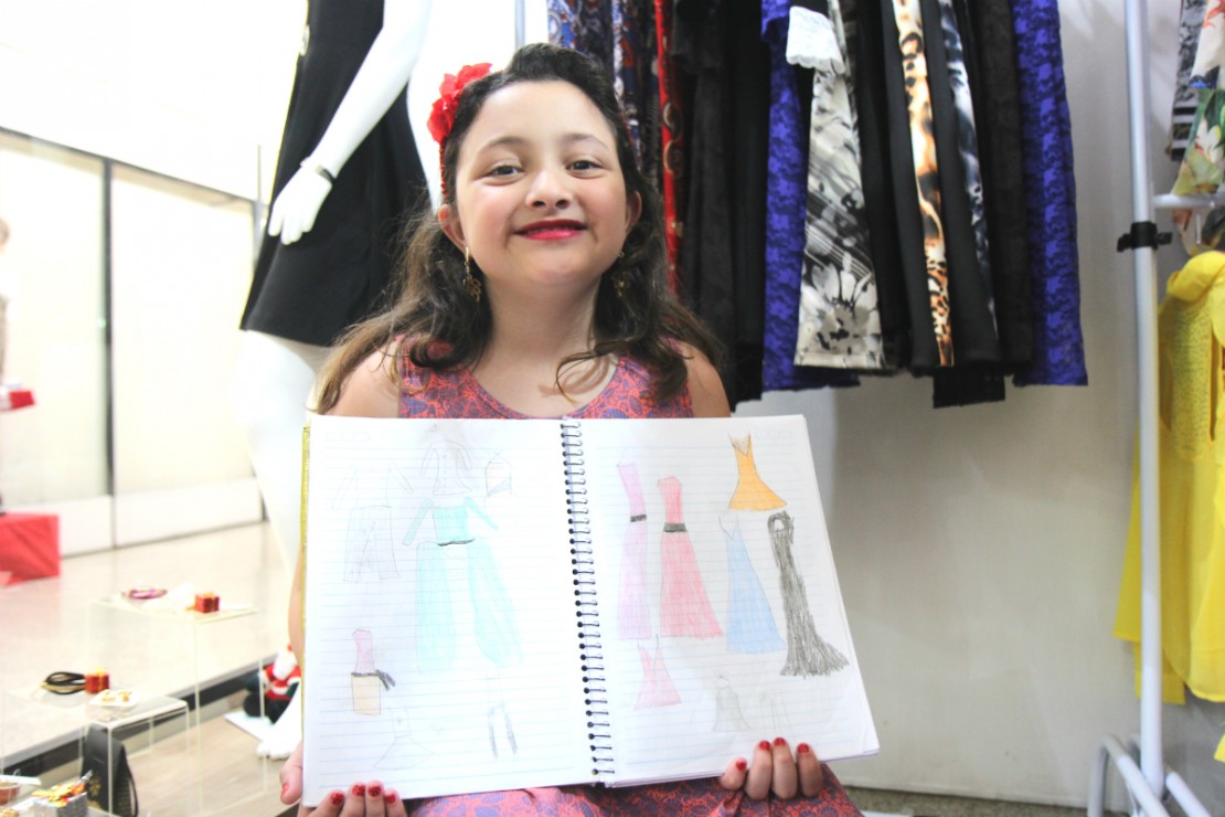 Da vitrine aos modelos, Natália já dá os seus pitacos (Foto: Raquel Tannuri Santana).