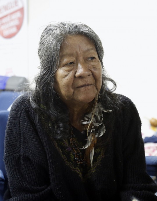 Os manifestantes reclamam das condicoes precarias de saúde nas aldeias e reivindicam a saida da gestora dos assuntos indigenas.